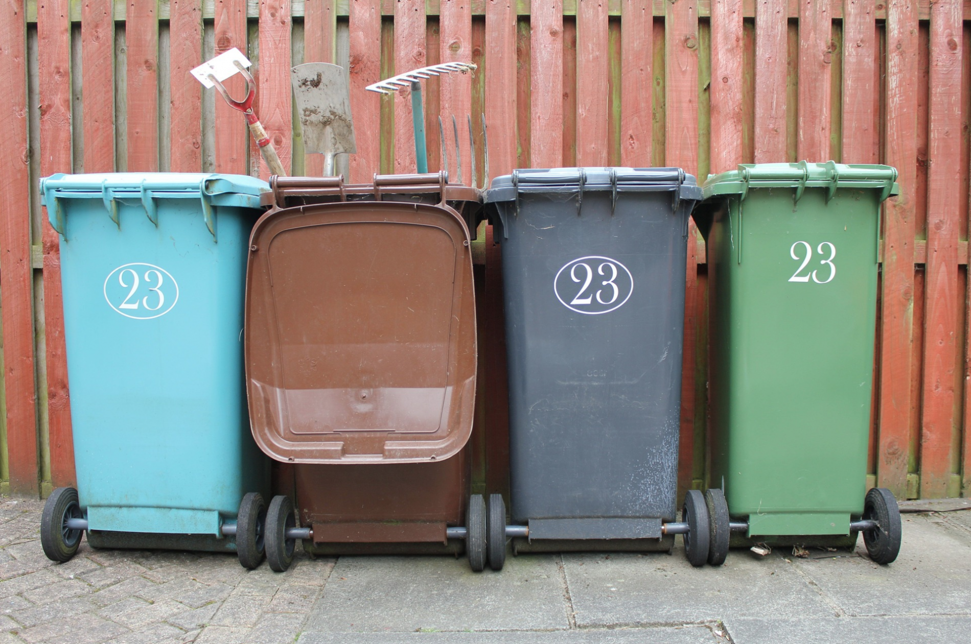 donna asiatica pulita e raccolta bidone di foglie secche immondizia nel  parco, riciclaggio, protezione dell'ambiente. squadra con il progetto di  riciclo all'esterno. 2760960 Stock Photo su Vecteezy